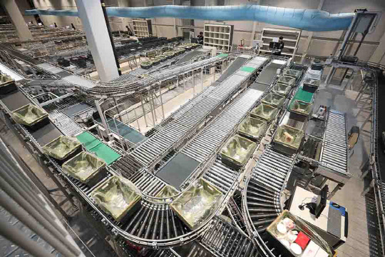 SSG닷컴이 새벽배송 서비스를 서울·경기 지역 17개구로 확대한다. 사진은 신세계 네오002센터 내부 전경.   SSG닷컴 제공